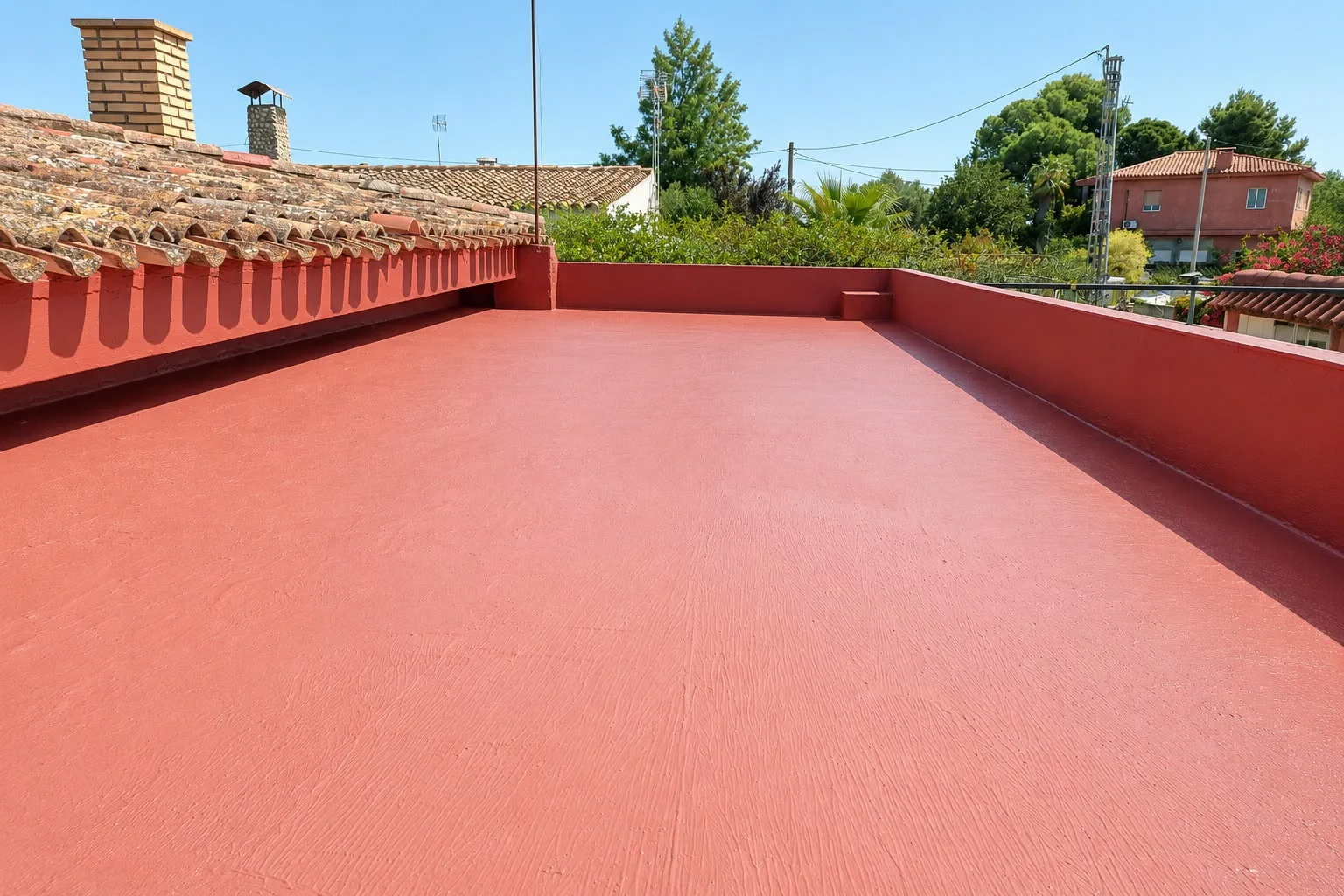 Terraza de vivienda impermeabilizada con membrana en tono teja