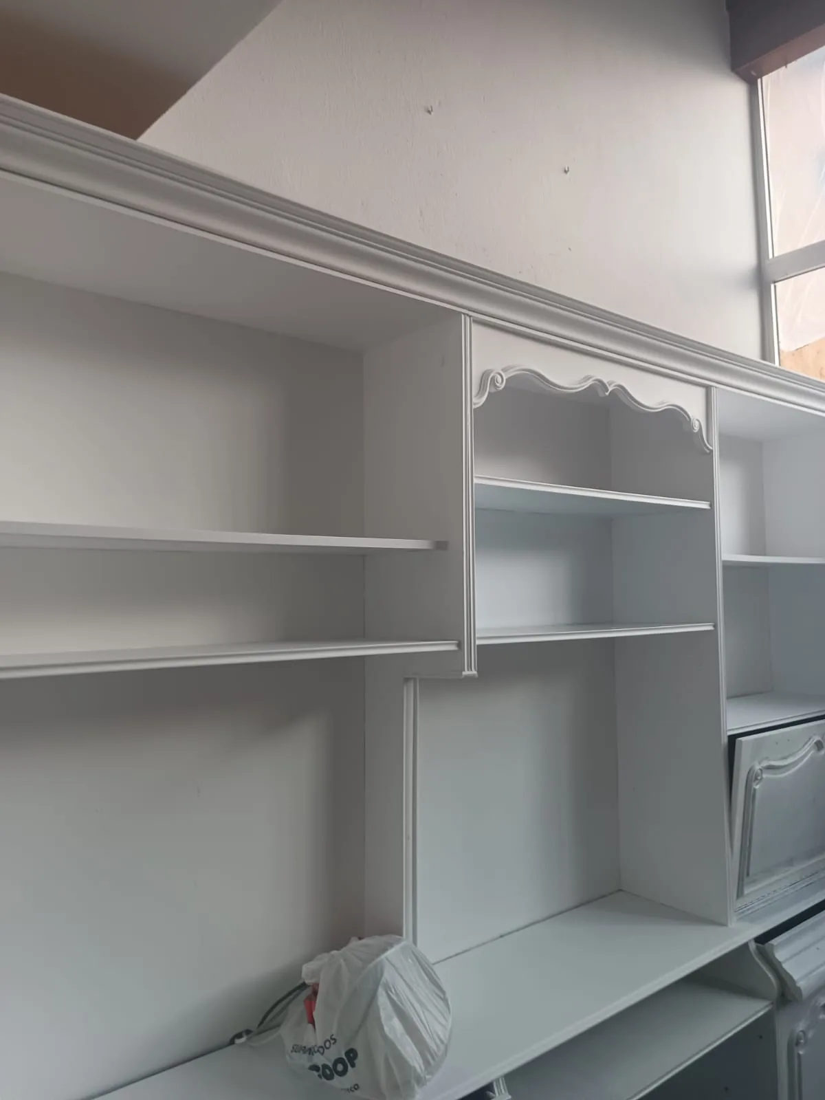Carpintería esmaltada en blanco con acabado liso, integrada en una habitación Carpintería esmaltada en blanco con acabado liso, integrada en una habitación
