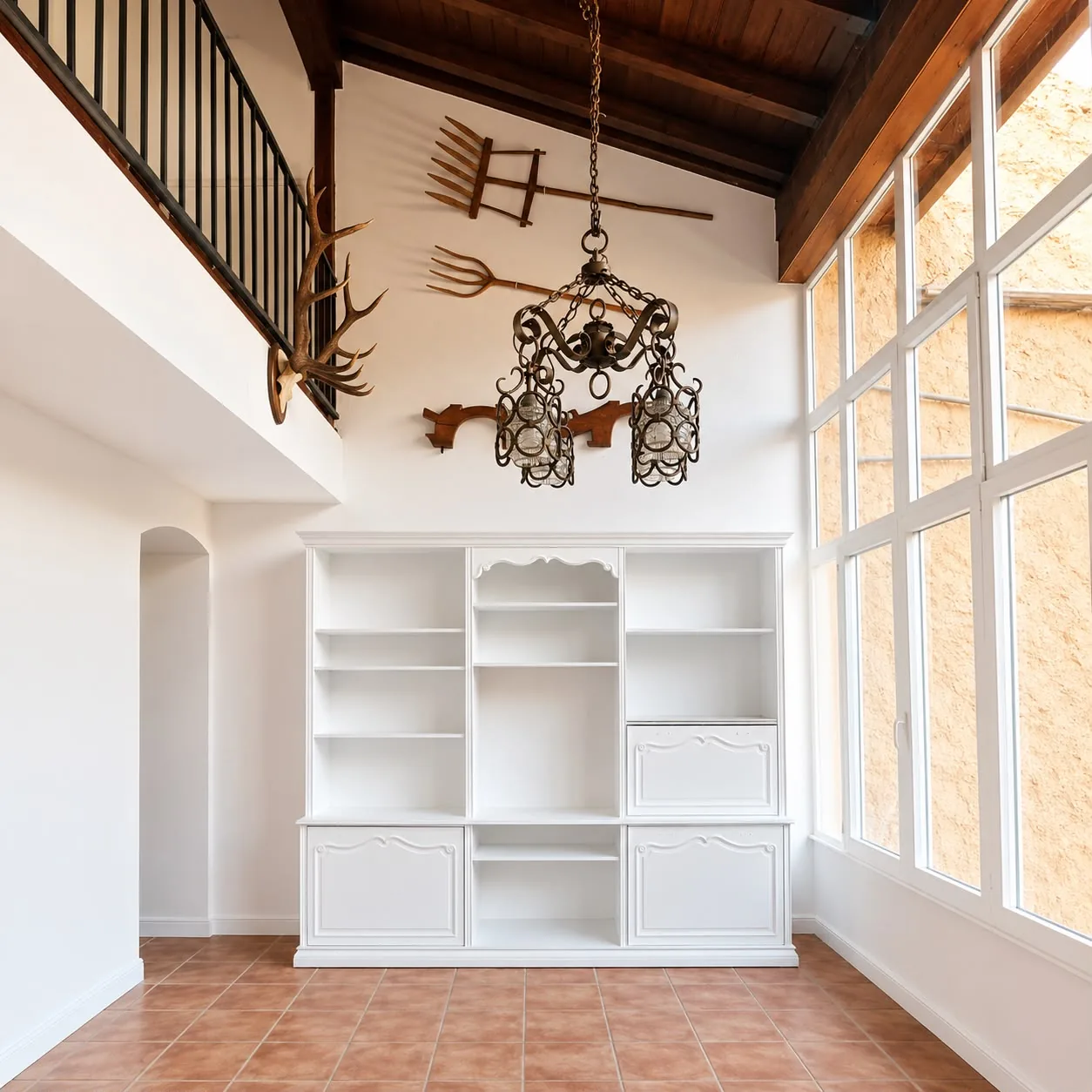 Librería empotrada lacada en blanco en una estancia con techo de madera
