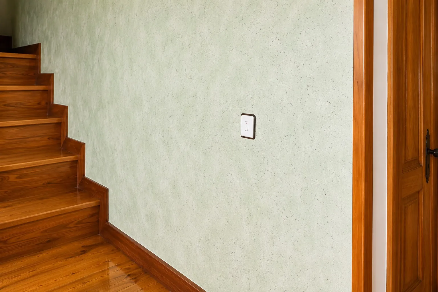 Suelo de tarima de madera barnizado con acabado brillante
