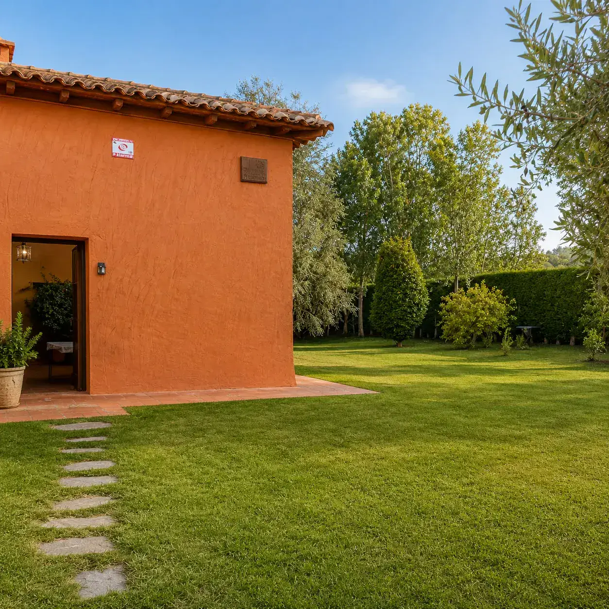 Fachada de chalet con revestimiento rugoso en terracota