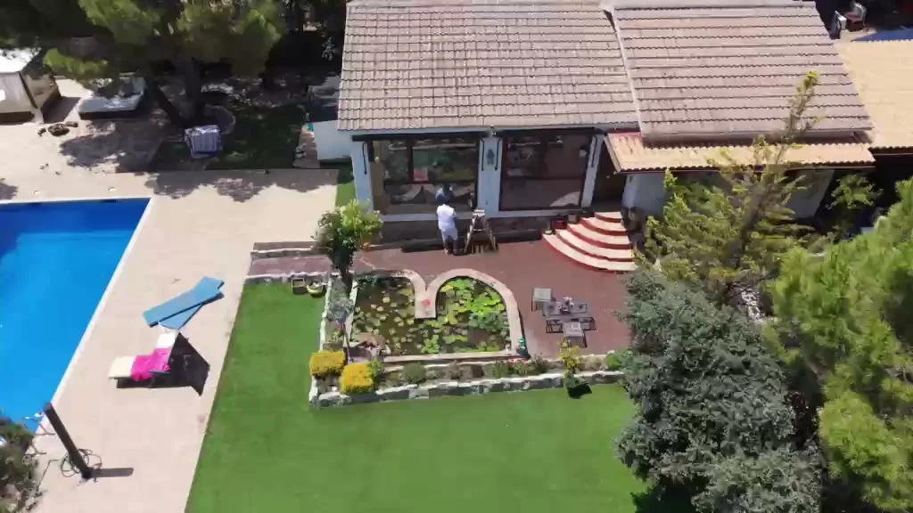 Chalet en Villaviciosa de Odón con fachada recién pintada
