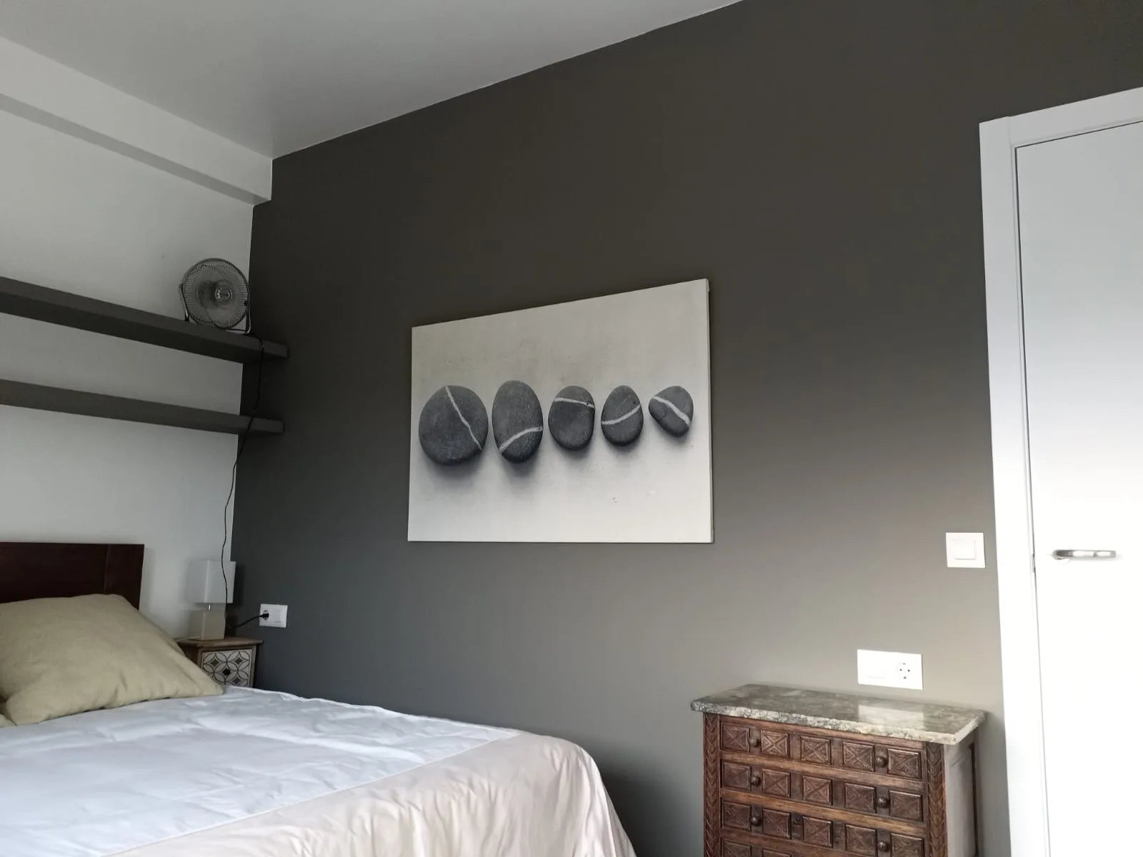 Dormitorio con pared en gris grafito y resto en blanco, acabado impecable