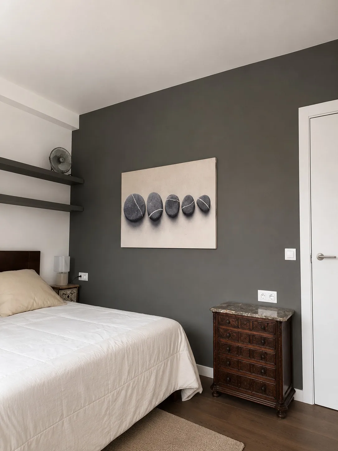 Dormitorio con pared principal en gris grafito y resto en blanco