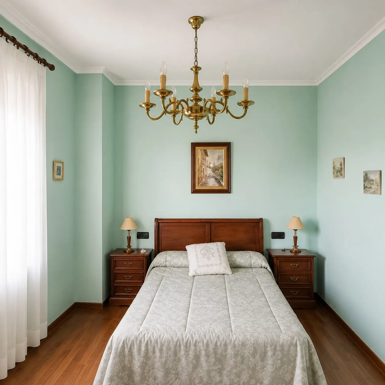 Dormitorio clásico pintado en verde agua con molduras blancas