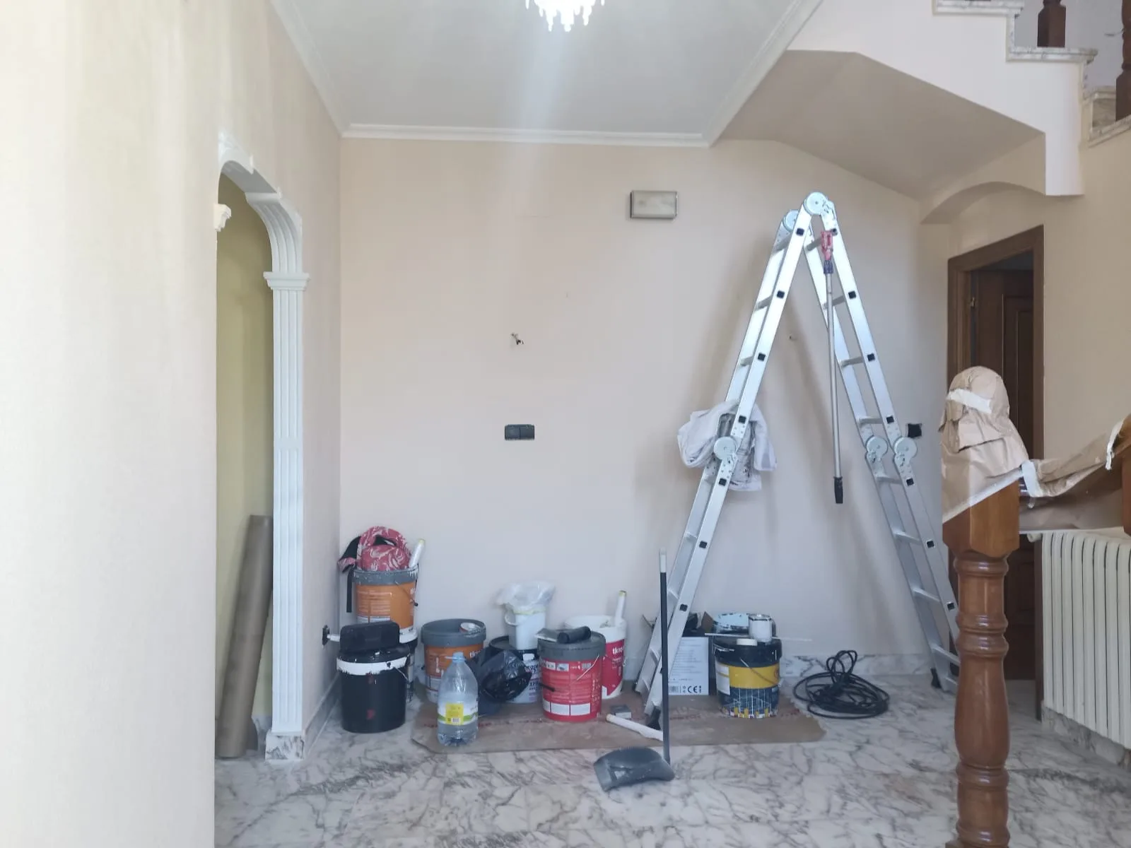 Trabajo de pintura de una vivienda en proceso, con la zona protegida y ordenada