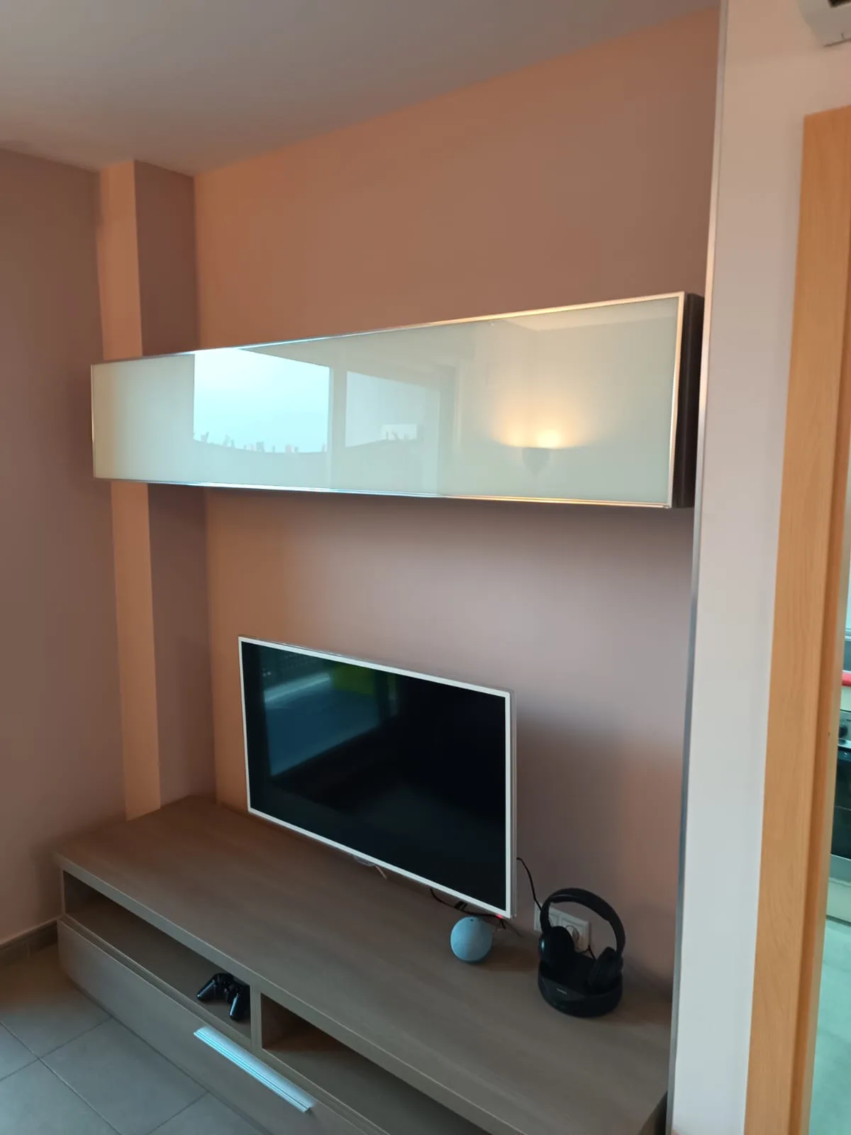 Salón de vivienda pintado en un tono salmón cálido